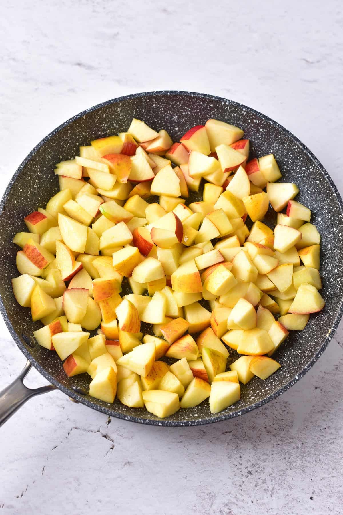 Caramelized apples cooking step 1.