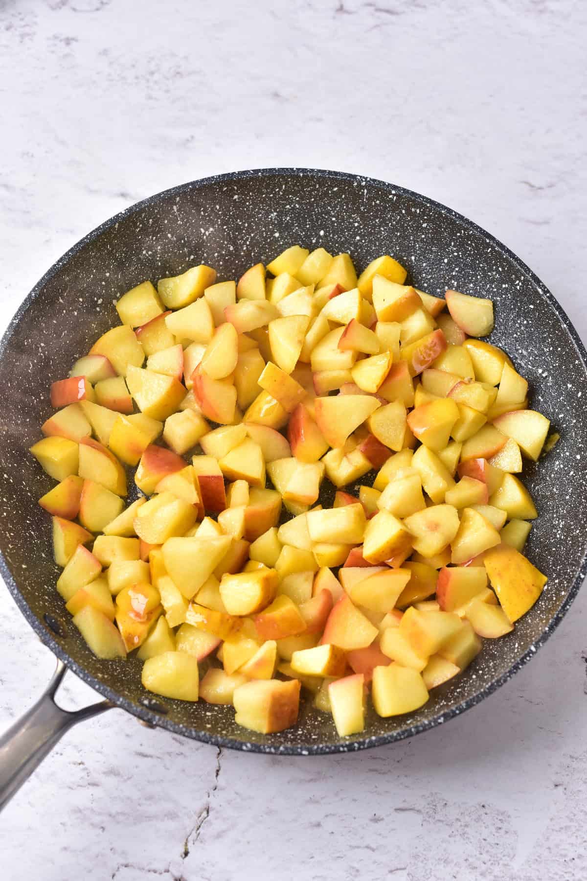 Caramelized apples cooking step 2.