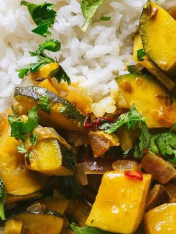 A comforting, spiced dish featuring tender zucchini in a creamy curry sauce.