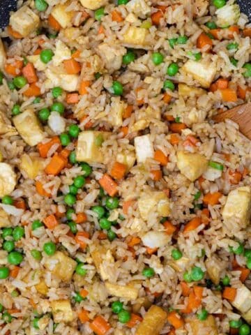 Tofu fried rice with vegetables.