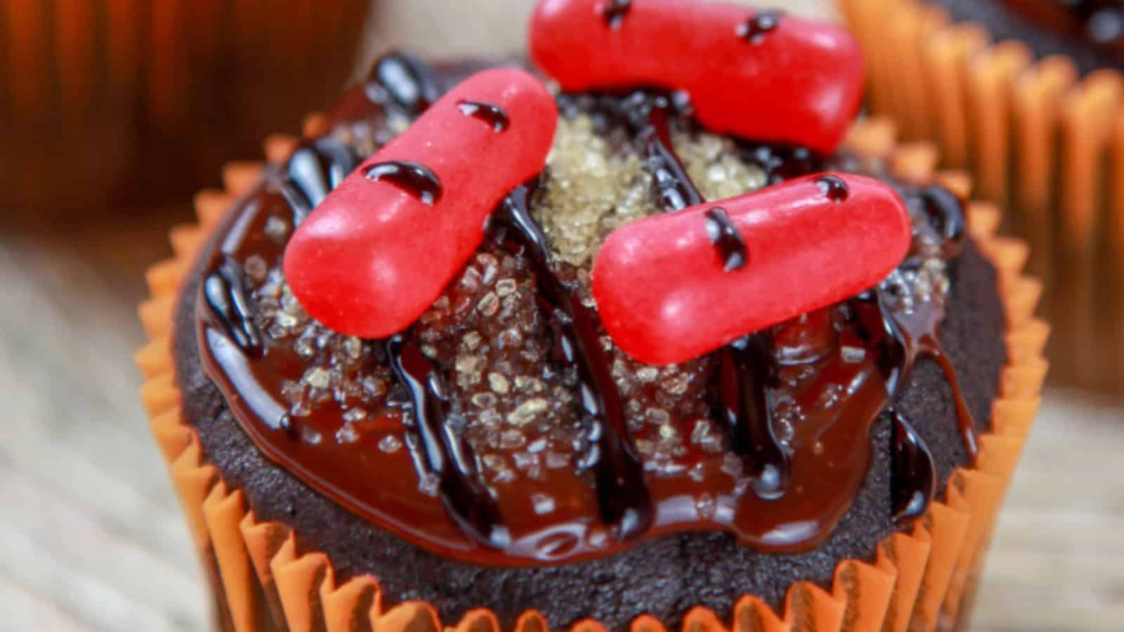 Cupcakes decorated with frosting to resemble a barbecue grill.